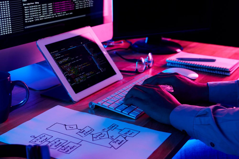 Persona programando frente a varios monitores